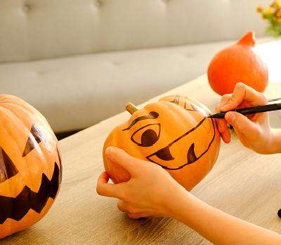 abóboras com desenhos de caretas assustadoras de halloween